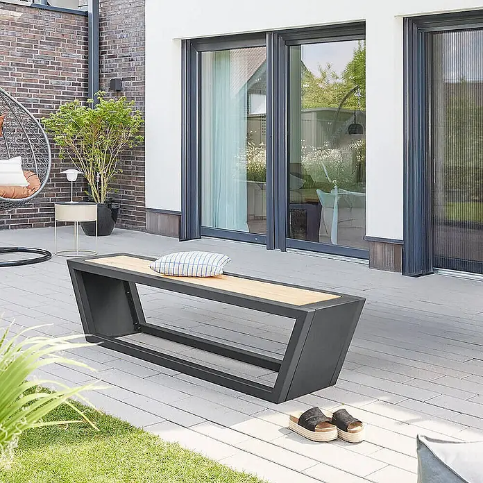 Home Deluxe Gartentisch-Set KOBON - Farbe: Anthrazit, Ausführung: 1 x Bank - Gesamtumfang: 1 -tlg. - Moderne Gartenbank mit dunklem Metallrahmen und heller Holzauflage, auf einer Terrasse platziert.