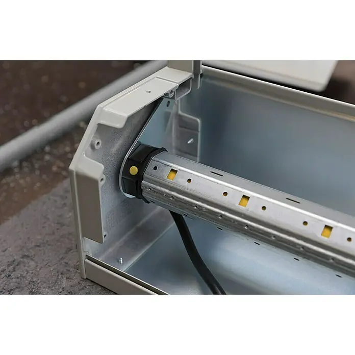 Schellenberg Motorlager - Passend für: Vorbaurollläden Kastengröße 13,7 x 13,7 cm - Detailaufnahme einer Rollladenwelle in einem Rollladenkasten. Metallstruktur und integrierte gelbe Elemente erkennbar.