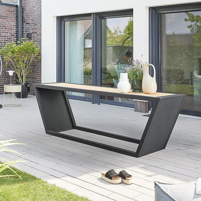 Home Deluxe Gartentisch-Set KOBON - Gesamtumfang: 1 -tlg. - Moderner Outdoor-Bartisch mit dunkelgrauem, kantigem Metallgestell und heller Holzplatte auf einer Terrasse.