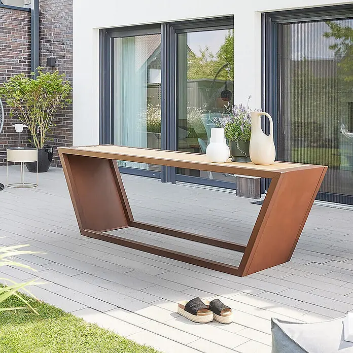 Home Deluxe Gartentisch-Set KOBON - 1x Tisch - Gesamtumfang: 1 -tlg., L x B x H: 60 x 240,5 x 40 cm - Langer Outdoor-Konsolentisch mit rostbraunem Metallgestell und heller Holzplatte auf einer Terrasse.