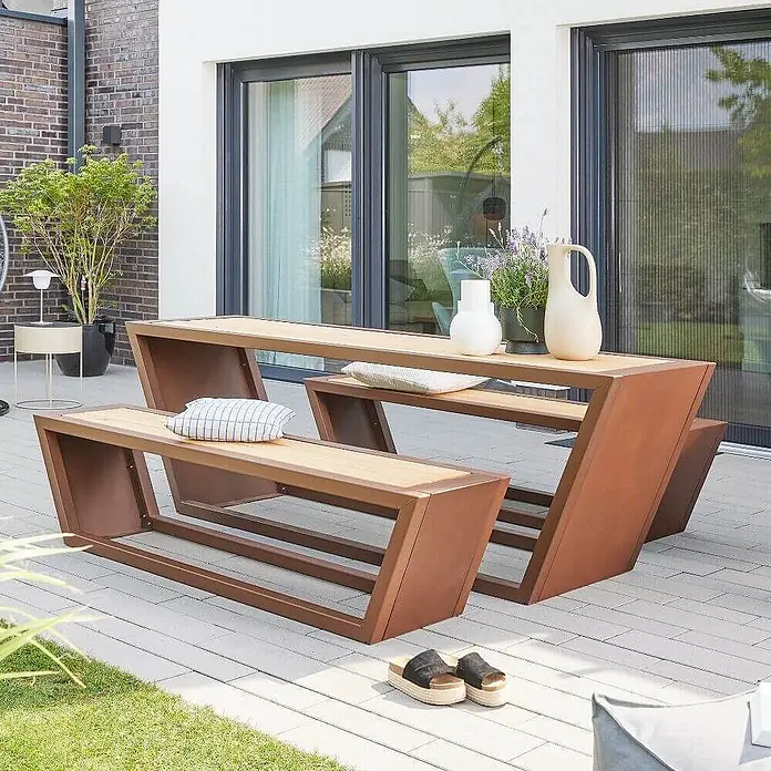 Home Deluxe Gartentisch-Set KOBON - 2x Bank + 1x Tisch - Gesamtumfang: 3 -tlg. - Modernes Outdoor-Essgruppe mit braunen Metallrahmen und hellen Holzplatten auf einer Terrasse.