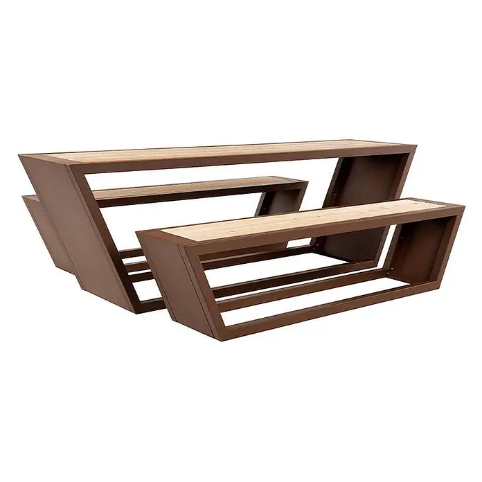 Home Deluxe Gartentisch-Set KOBON - 2x Bank + 1x Tisch - Gesamtumfang: 3 -tlg. - Modernes Outdoor-Tisch- und Bankset mit braunem Metallgestell und hellen Holzplatten in abgewinkeltem Design.