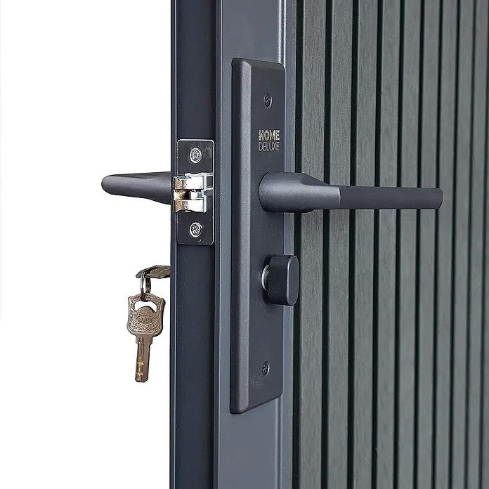 Home Deluxe Gartentor CALLATOR PREMIUM Paneele: Vertikal - 180 x 185 cm, Anthrazit, Verbundwerkstoff - Dunkelgrauer Türgriff und Schlossgarnitur mit Schlüsseln, montiert an einer geriffelten dunkelgrauen Tür.
