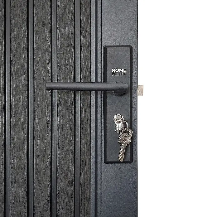 Home Deluxe Gartentor CALLATOR PREMIUM Paneele: Vertikal - 180 x 185 cm, Anthrazit, Verbundwerkstoff - Dunkelgraue Tür mit strukturierten vertikalen Paneelen, schwarzem Griff und Schloss mit eingesteckten Schlüsseln. 'HOME DELUXE' Logo.