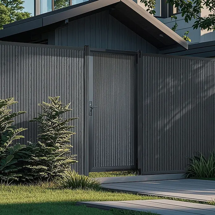 Home Deluxe Gartentor CALLATOR PREMIUM Paneele: Vertikal - 180 x 185 cm, Anthrazit, Verbundwerkstoff - Dunkelgrauer WPC-Gartenzaun und Tor mit vertikalen Lamellen in einem modernen Garten.
