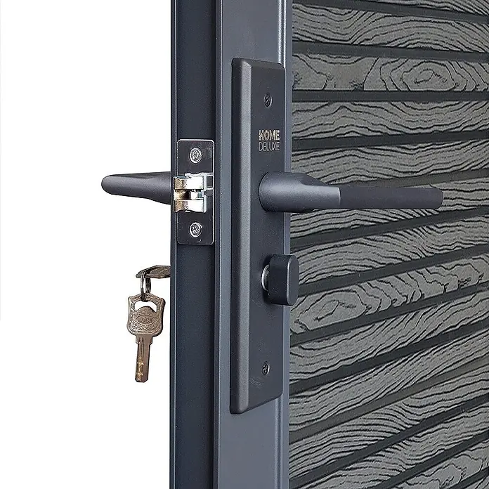 Home Deluxe Gartentor CALLATOR PREMIUM Paneele: Horizontal - 1 x 180 cm, Anthrazit, Verbundwerkstoff - Nahaufnahme eines dunkelgrauen modernen Türgriffs und Schlosses mit Schlüssel, montiert an einer dunkelgrauen Tür mit Holzmaserung.