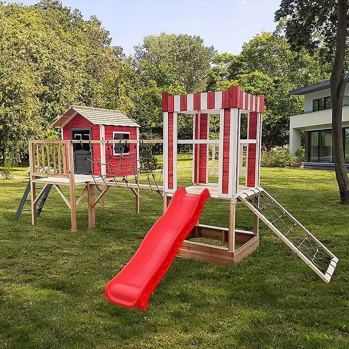 Home Deluxe Kinderspielturm WUNDERLAND inkl. Rutsche - Holz, Rot - Großes Holzspielhaus mit rotem Haus, rot-weißem Turm, roter Rutsche und Kletternetzen.