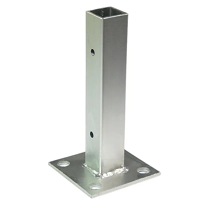 Home Deluxe Zaunpfosten CALMAR 3er Set - Höhe: 20 cm, Silber, Stahl - Silberner Vierkantpfostenanker aus Metall mit Bodenplatte. Der Pfosten hat zwei Löcher, die Bodenplatte vier Befestigungslöcher.