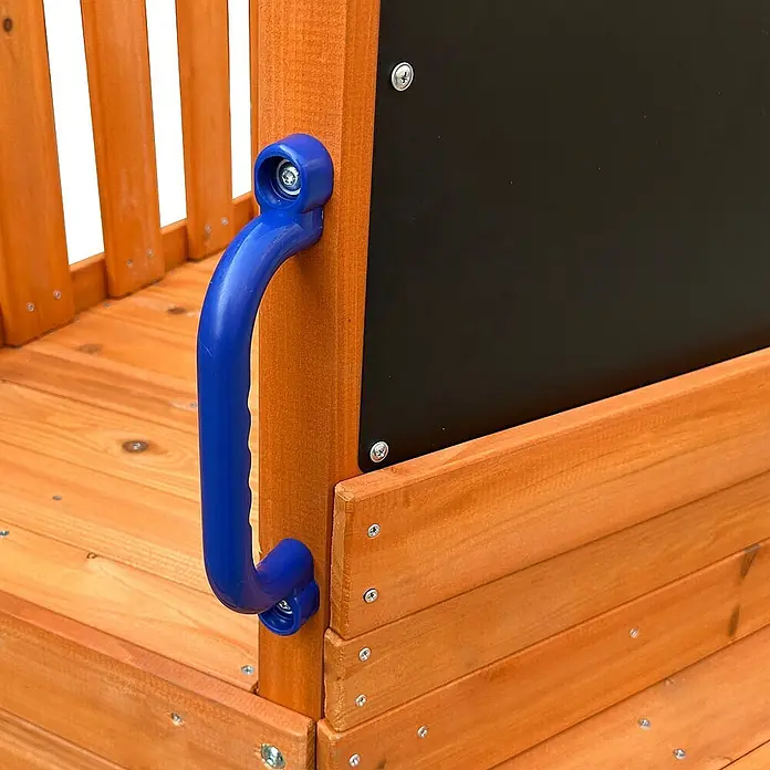 Home Deluxe Kinderspielturm ROMI - L x B x H: 216,5 x 199 x 116,1 cm, Natur - Blauer Sicherheitsgriff an einem Holzspielplatz, mit einer schwarzen Tafel.
