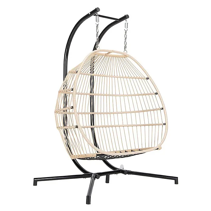 Home Deluxe Hängesessel LOMA 2-Sitzer - Kunststoff, Beige - Beiger Hängesessel aus Korbgeflecht an schwarzem Metallgestell mit Ketten und Federn.