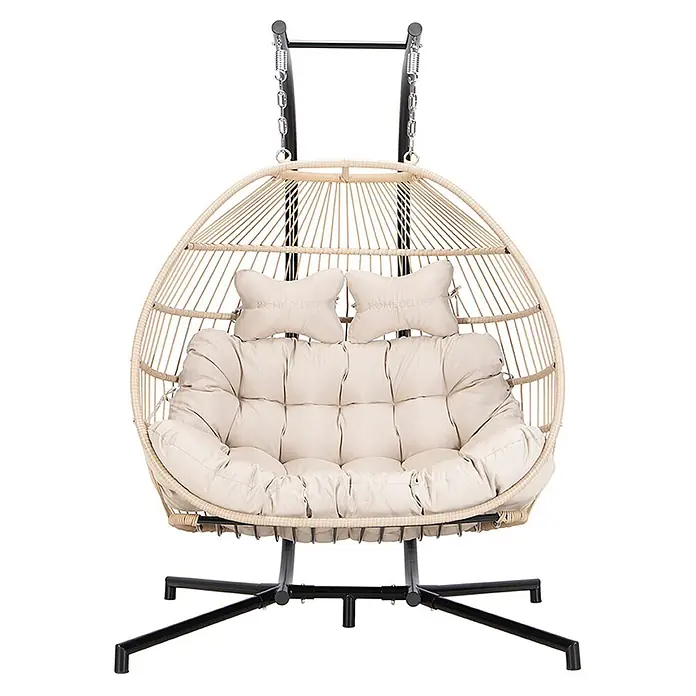 Home Deluxe Hängesessel LOMA 2-Sitzer - Kunststoff, Beige - Beiger Doppel-Eiersessel mit schwarzem Metallgestell und plüschigen cremefarbenen Kissen.