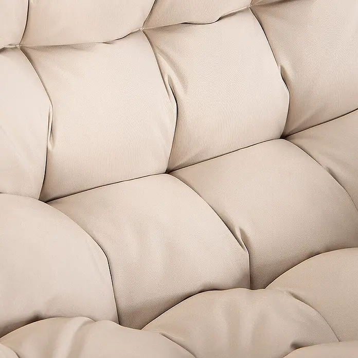 Home Deluxe Hängesessel LOMA 2-Sitzer - Kunststoff, Beige - Nahaufnahme eines hellbeigen, getufteten Kissens mit weichen, gesteppten Abschnitten.