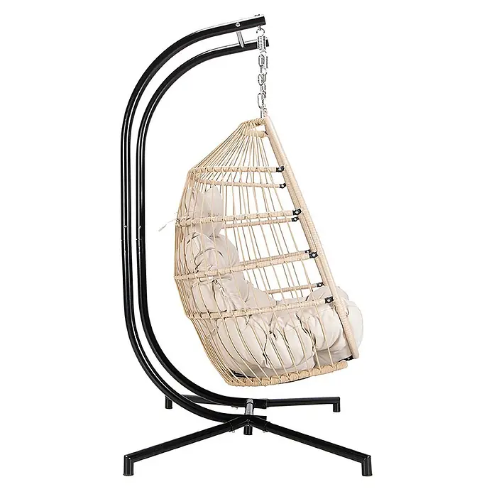 Home Deluxe Hängesessel LOMA 2-Sitzer - Kunststoff, Beige - Beiger Rattan-Hängesessel mit cremefarbenen Kissen auf einem schwarzen C-förmigen Metallständer.