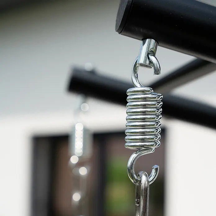 Home Deluxe Hängesessel LOMA 2-Sitzer - Kunststoff, Schwarz - Glänzende Metallfeder mit Haken, die an einer schwarzen Stange hängt und mit einer Kette verbunden ist.