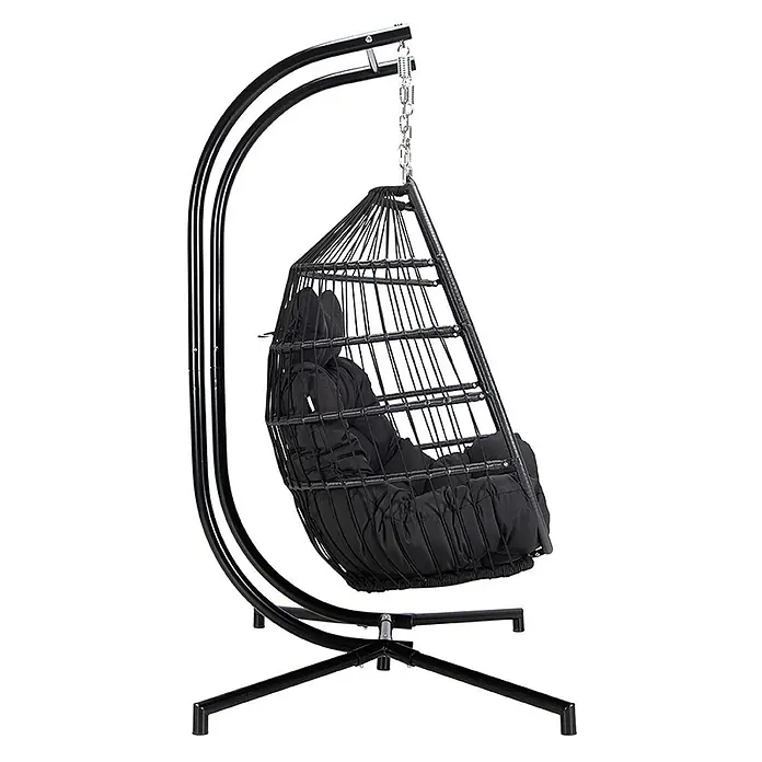 Home Deluxe Hängesessel LOMA 2-Sitzer - Kunststoff, Schwarz - Schwarzer Hängesessel mit Gestell und einer sitzenden Person, gewebtes Korbdesign mit dicken Kissen.