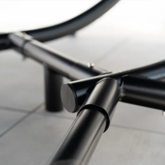 Home Deluxe Hängesessel LOMA 2-Sitzer - Kunststoff, Schwarz - Nahaufnahme eines schwarzen Rohrmetallrahmens mit geschweißten Verbindungen.