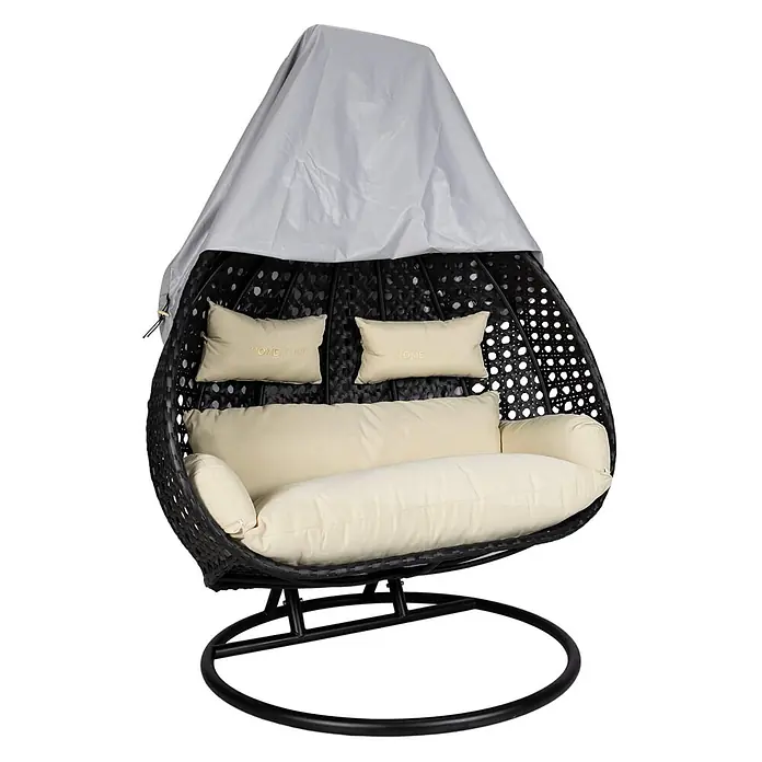 Home Deluxe Hängesessel Regenabdeckung CAPE TWIN - Kunststoff, Grau - Schwarzer Rattan-Doppelschaukelstuhl mit cremefarbenen Kissen und grauer Schutzhülle.