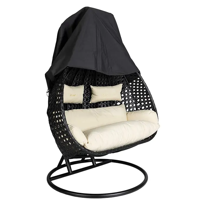 Home Deluxe Hängesessel Regenabdeckung CAPE TWIN - Kunststoff, Schwarz - Schwarzer geflochtener Doppelschaukelsessel mit cremefarbenen Kissen und Schutzhülle auf schwarzem Metallgestell.