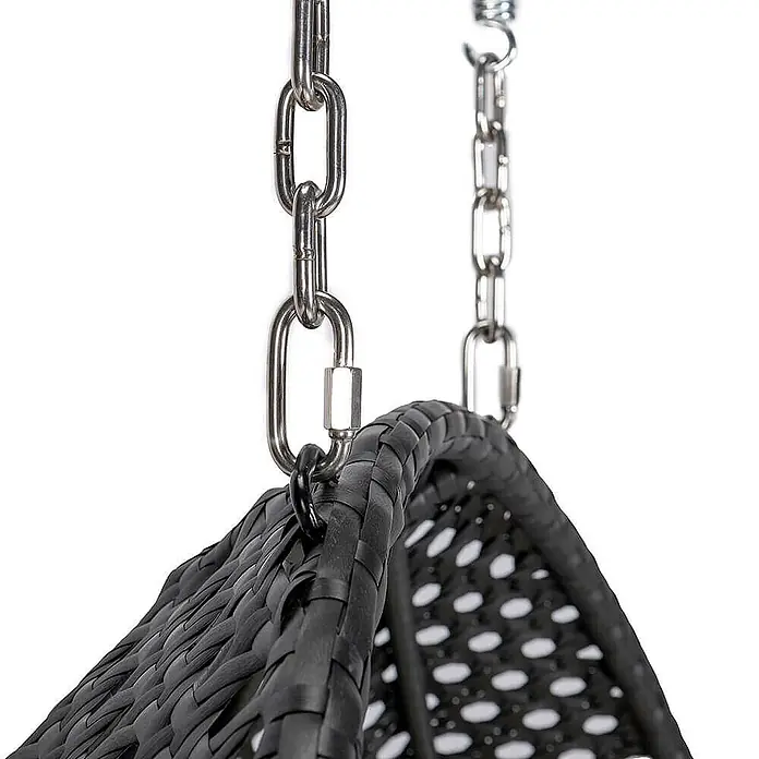Home Deluxe Hängesessel TWIN DELUXE inkl. Regenabdeckung - L x B x H: 74 x 145 x 126 cm, Schwarz - Nahaufnahme eines schwarzen geflochtenen Hängestuhls, aufgehängt an silbernen Metallketten mit Karabiner.