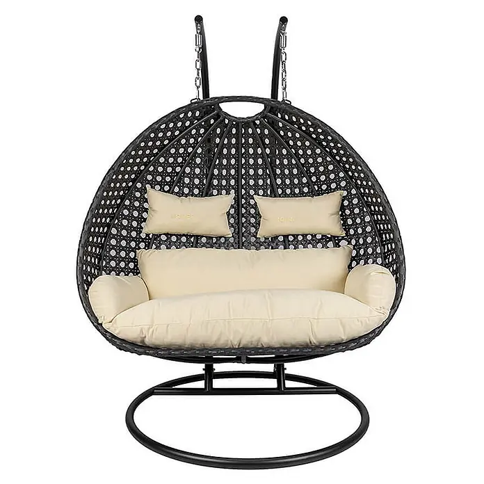 Home Deluxe Hängesessel TWIN DELUXE inkl. Regenabdeckung - Kunststoff, Schwarz - Zweisitziger dunkler Rattan-Hängekorbsessel mit cremefarbenen Kissen auf schwarzem Metallgestell.