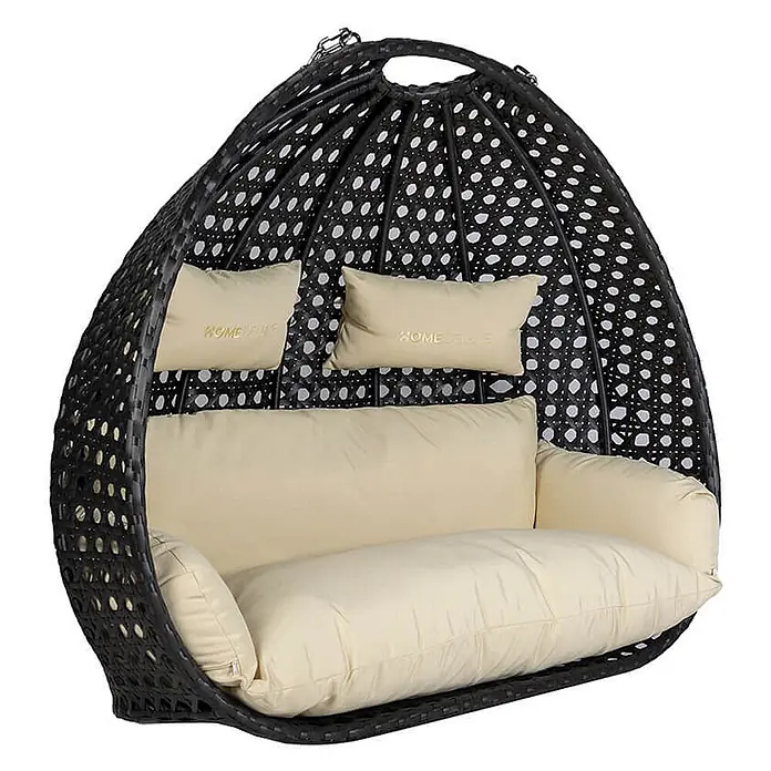 Home Deluxe Hängesessel TWIN DELUXE inkl. Regenabdeckung - L x B x H: 74 x 145 x 126 cm, Schwarz - Schwarzer geflochtener Hängesessel mit cremefarbenen Kissen.