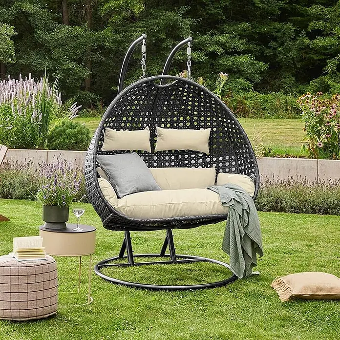 Home Deluxe Hängesessel TWIN DELUXE inkl. Regenabdeckung - Kunststoff, Schwarz - Schwarzer Rattan-Doppelschaukelstuhl mit cremefarbenen Kissen auf Metallgestell, ideal für Entspannung im Freien.