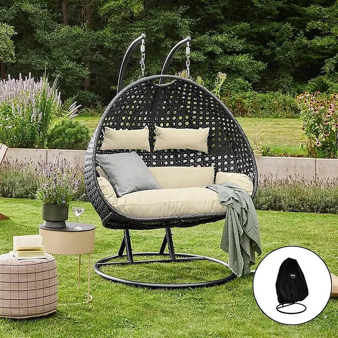 Home Deluxe Hängesessel TWIN DELUXE inkl. Regenabdeckung - Kunststoff, Schwarz - Schwarzer Rattan-Doppelschaukelstuhl mit cremefarbenen Kissen und Schutzhülle.