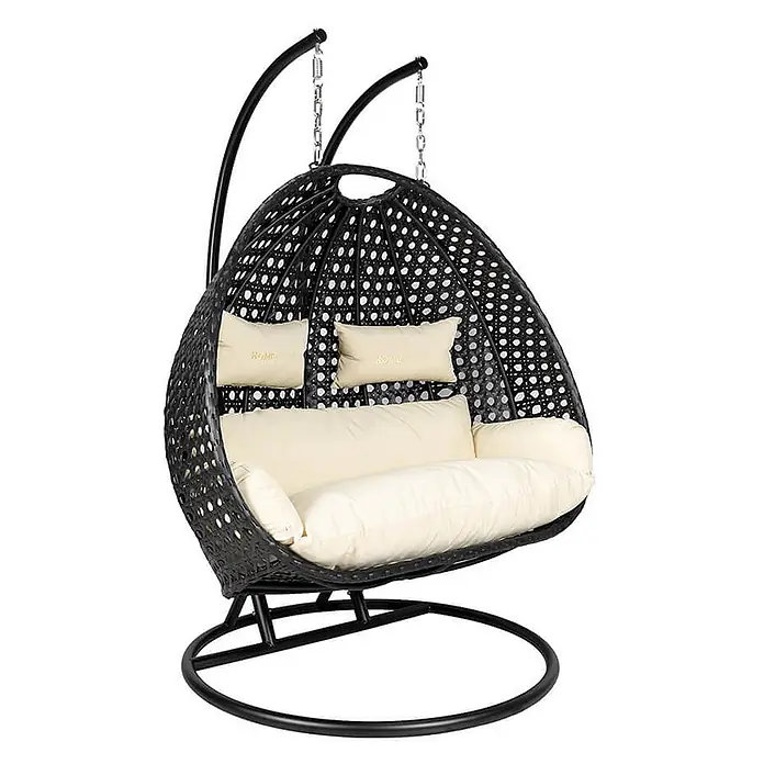 Home Deluxe Hängesessel TWIN DELUXE inkl. Regenabdeckung - Kunststoff, Schwarz - Schwarzer Rattan-Hängesessel für zwei Personen mit schwarzem Metallgestell und cremefarbenen Kissen.