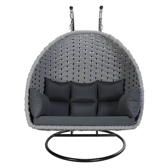 Home Deluxe Hängesessel CADEIRA 2-Sitzer - Stahl, Hellgrau - Grauer geflochtener Hängesessel mit dunkelgrauen Kissen auf einem schwarzen runden Standfuß.