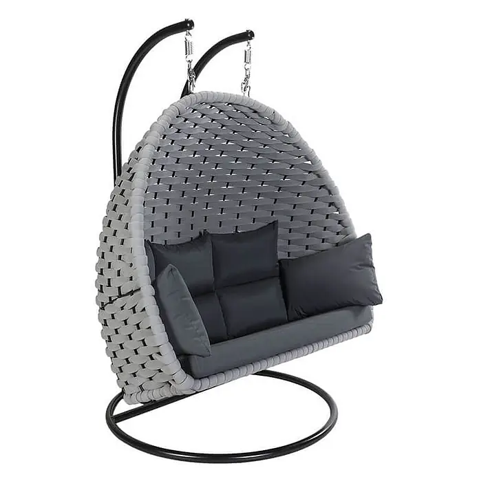 Home Deluxe Hängesessel CADEIRA 2-Sitzer - Stahl, Hellgrau - Zweisitzer-Hängekorbsessel aus grauem Geflecht mit dunkelgrauen Kissen und schwarzem Metallgestell.