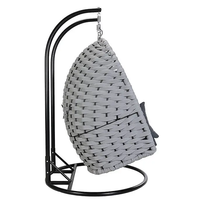 Home Deluxe Hängesessel CADEIRA 2-Sitzer - Stahl, Hellgrau - Grauer geflochtener Hänge-Eiersessel mit schwarzem Metallgestell, Kette und dunklen Kissen.