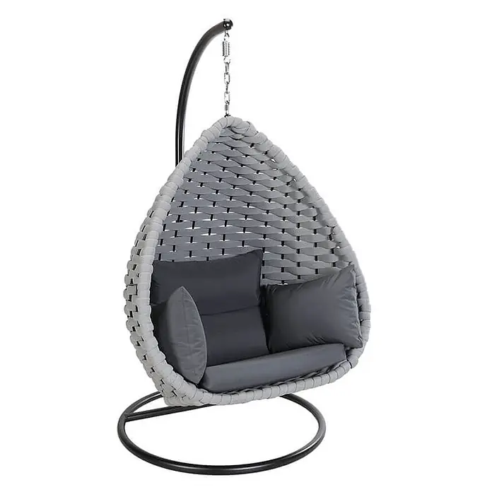 Home Deluxe Hängesessel CADEIRA 1-Sitzer - Stahl, Hellgrau - Grauer Rattan-Hängeeiersessel mit dunkelgrauen Kissen auf einem schwarzen Metallgestell.