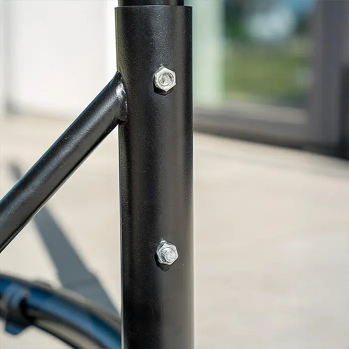 Home Deluxe Hängesessel CADEIRA 1-Sitzer - Stahl, Hellgrau - Nahaufnahme eines schwarzen Metallrahmens mit diagonalem Träger und zwei silbernen Schrauben.