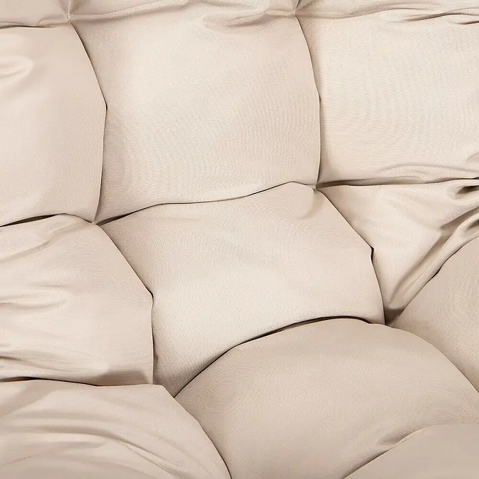 Home Deluxe Hängesessel LOMA 1-Sitzer - Kunststoff, Beige - Nahaufnahme eines beigen, gesteppten Stoffkissens, das weiche Polsterung bietet.