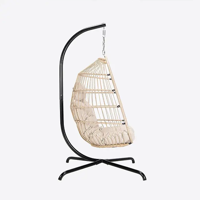 Home Deluxe Hängesessel LOMA 1-Sitzer - Kunststoff, Beige - Beiger Rattan-Hängesessel mit hellen Kissen auf schwarzem Metallgestell.
