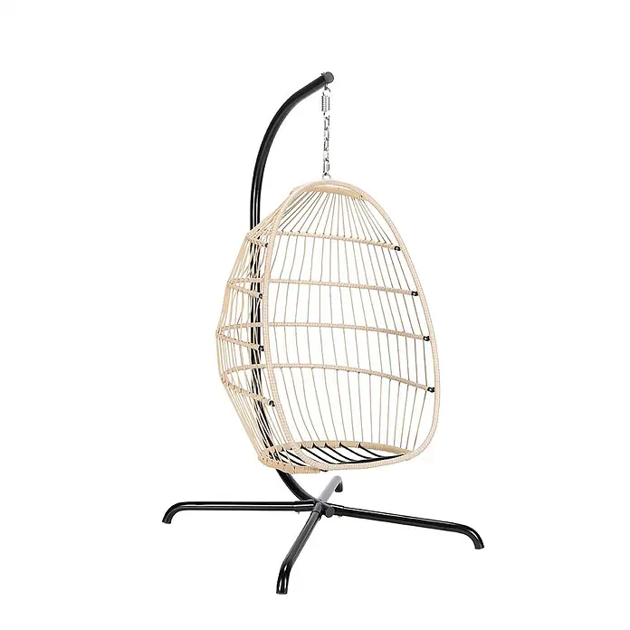 Home Deluxe Hängesessel LOMA 1-Sitzer - Kunststoff, Beige - Beiger Rattan-Hängesessel an schwarzem Metallständer.