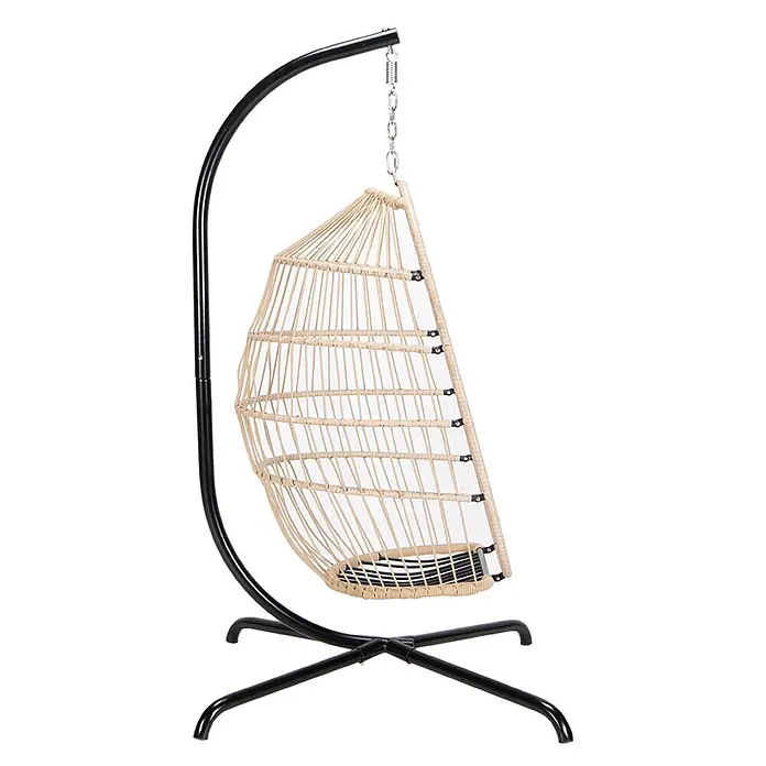 Home Deluxe Hängesessel LOMA 1-Sitzer - Kunststoff, Beige - Ein heller Rattan-Hängesessel mit schwarzem Metallgestell, an Kette und Feder aufgehängt.