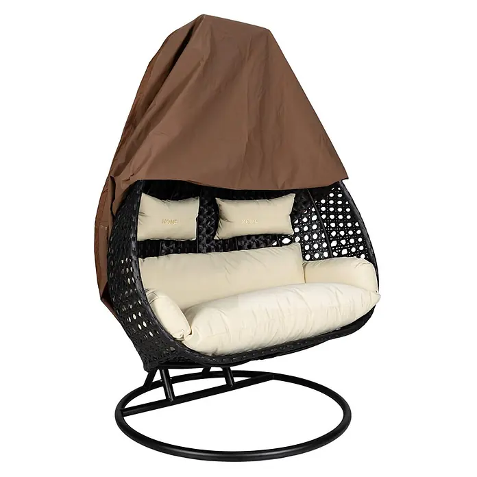 Home Deluxe Hängesessel Regenabdeckung CAPE TWIN - Kunststoff, Braun - Doppelter Hängesessel aus schwarzem Rattan mit cremefarbenen Kissen und brauner Schutzhülle auf schwarzem Metallgestell.