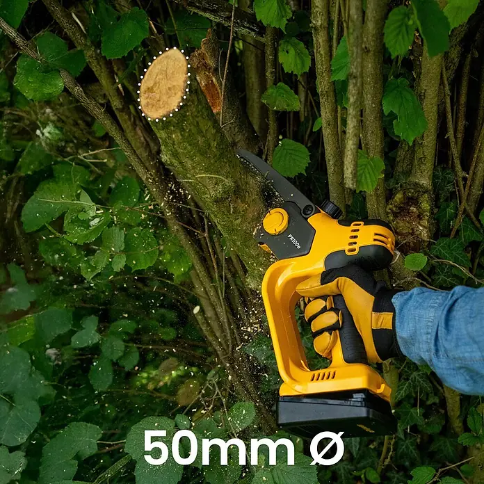 Stiga 100er Serie Akku-Astsäge PR100E & SC100E KIT - 2 Ah, Li-Ionen, 1 Akku - Gelb-schwarze elektrische Astsäge schneidet einen 50mm Ast. Eine behandschuhte Hand bedient das Gerät, Sägemehl fliegt.