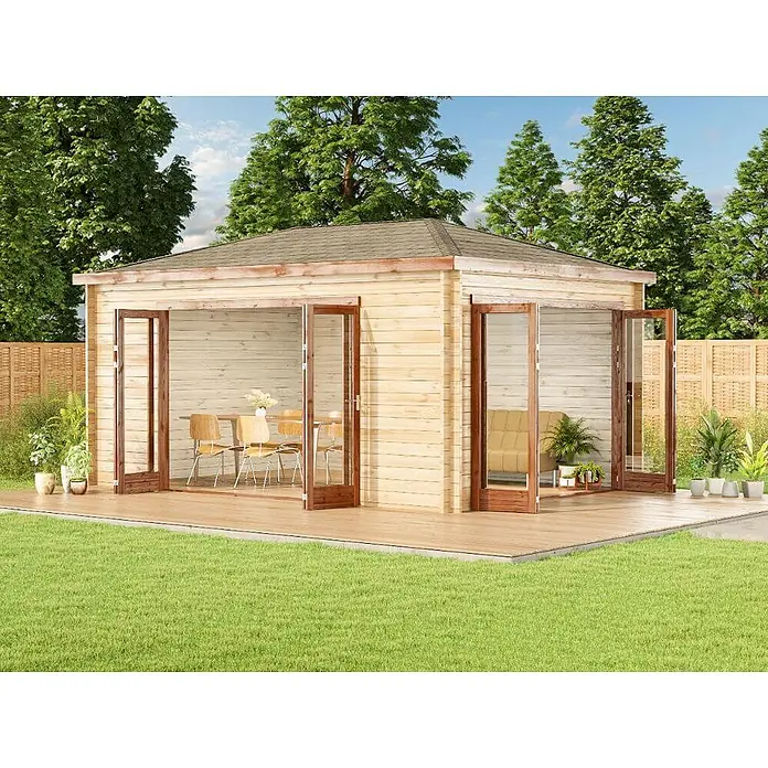 Alpholz Gartenhaus Sunrise - Außenmaß inkl. Dachüberstand (B x T): 520 x 372 cm, Holz, Naturbelassen - Gartenhaus aus hellem Holz mit großen Falttüren aus Glas, auf einer Holzterrasse im Garten, mit Ess- und Sitzbereichen innen.