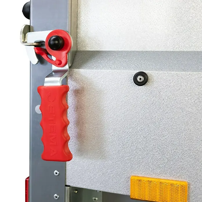 Stema Anhänger BASIC ST 1000-25-13.1 - Nutzlast: 740 kg, Einachser, Kasteninnenmaß: 251 x 128 x 35 cm, Gebremst - Nahaufnahme eines Anhängers mit rotem Griff und gelbem Reflektor.