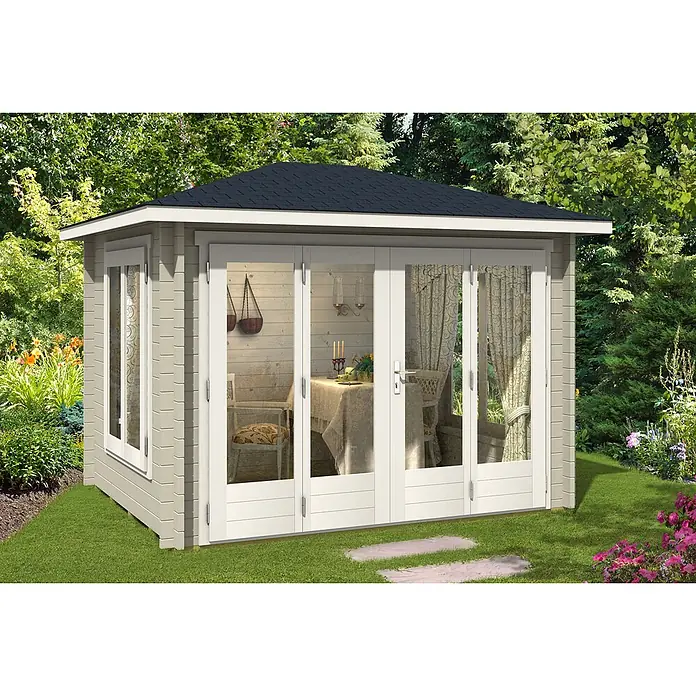 Alpholz Gartenhaus Summertime - Außenmaß inkl. Dachüberstand (B x T): 330 x 270 cm, Holz, Naturbelassen - Helles Holz-Gartenhaus mit dunklem Dach und weißen Glastüren, das ein gemütliches Interieur zeigt, in einem grünen Garten.