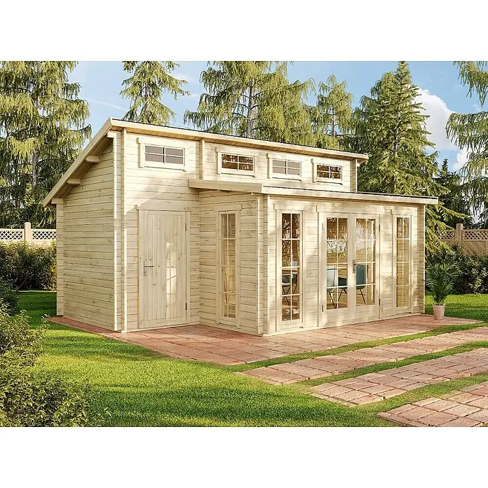 Alpholz Gartenhaus Lausitz - Außenmaß inkl. Dachüberstand (B x T): 590 x 440 cm, Holz, Pinie - Helle Holz-Gartenlaube mit Giebel- und Flachdach, Glastüren und Seitentür, auf einer Ziegelterrasse.