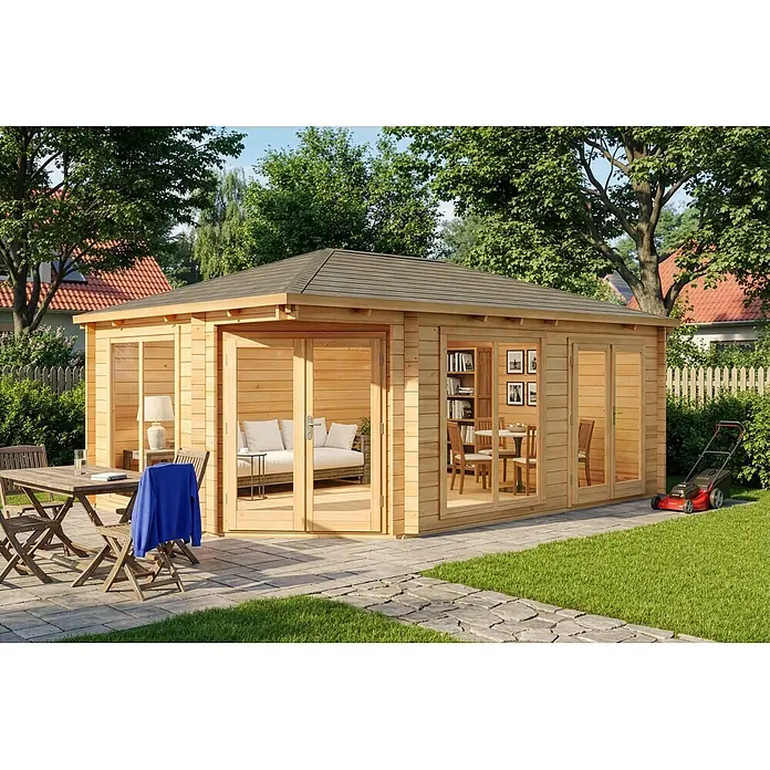 Alpholz Gartenhaus Julia - Außenmaß inkl. Dachüberstand (B x T): 598 x 410 cm, Holz, Naturbelassen - Heller Holzgartenpavillon mit mehreren Bereichen, darunter Lounge und Esszimmer, in einem sonnigen Garten.