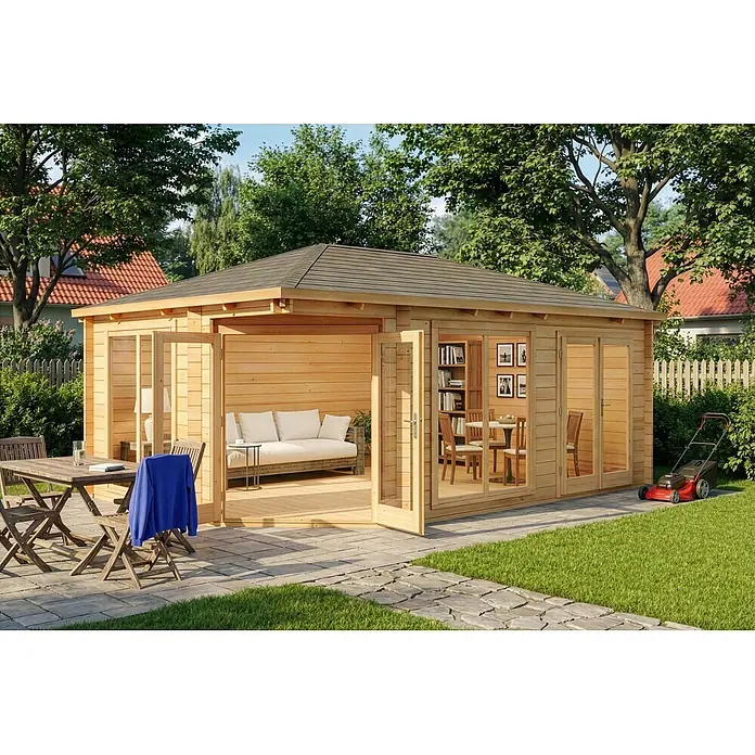 Alpholz Gartenhaus Julia - Außenmaß inkl. Dachüberstand (B x T): 598 x 410 cm, Holz, Naturbelassen - Helles Gartenhaus aus Holz mit dunklem Dach, Lounge- und Essbereich. Es steht auf einer Terrasse in einem sonnigen Garten.
