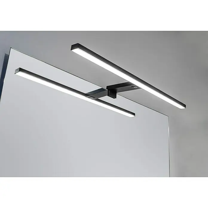 Aplique LED para espejo Leo 60 cm - 12 W, Negro, L x An x Al: 13 x 60 x 4,2 cm - Primer plano de una moderna lámpara de baño LED negra montada en un espejo.