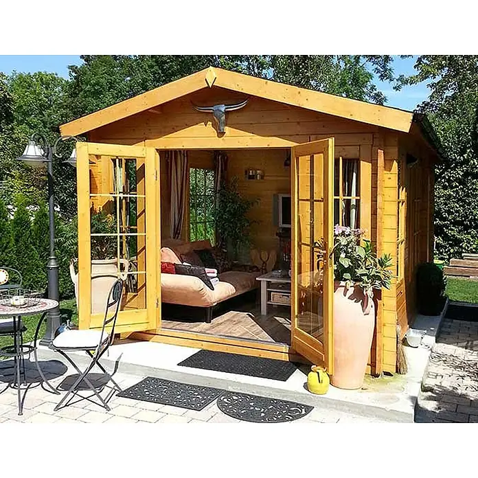 Alpholz Gartenhaus Kim - Außenmaß inkl. Dachüberstand (B x T): 340 x 460 cm, Holz, Naturbelassen - Gartenhaus aus Holz mit geöffneten französischen Türen, das ein gemütliches Wohnzimmer offenbart.