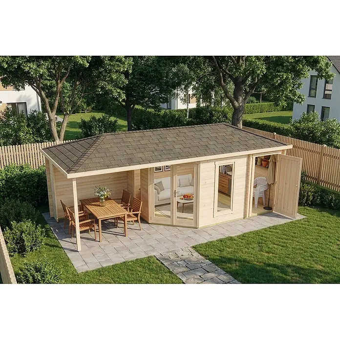 Alpholz Gartenhaus Liwa - Außenmaß inkl. Dachüberstand (B x T): 728 x 317 cm, Holz, Naturbelassen - Eine helle Holzgartenhütte mit dunklem Schindeldach verfügt über eine integrierte überdachte Terrasse mit Gartenmöbeln.