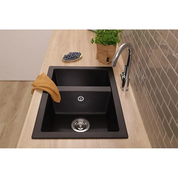 Respekta Einbauspüle Ohio - 44 x 62 cm, Verbundwerkstoff, Schwarz - Schwarze Doppelküchenspüle mit zwei Becken, in eine helle Arbeitsplatte in Holzoptik integriert, mit Chromarmatur.
