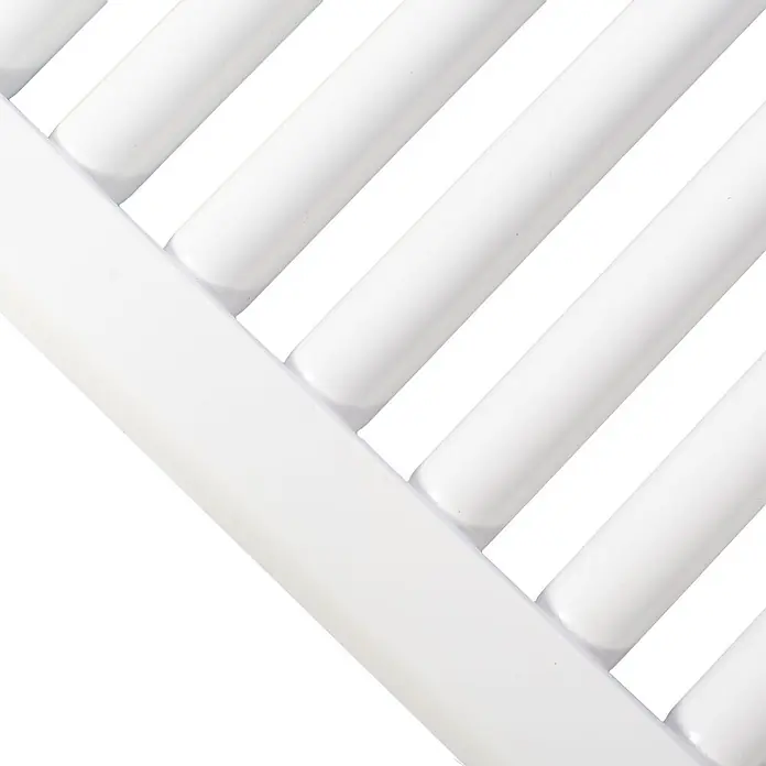 Interpromo Badheizkörper Sonora 50x160cm Weiß - Handtuchheizkörper Heizkörper Bad mit Wandmontage - Alpinweiß - Nahaufnahme weißer, paralleler Rohrelemente eines Heizkörpers oder Handtuchwärmers.